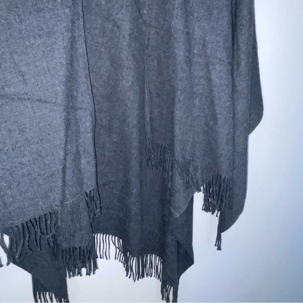 V. FRAAS Cape / Shawl Boho Gray Long Warm & Fringed